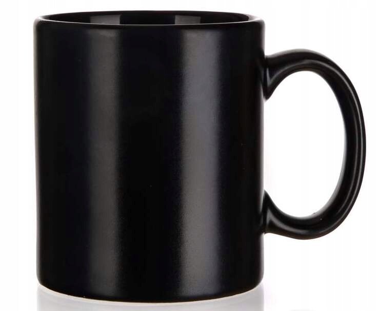 Czarny, matowy kubek o pojemności 350 ml z uchwytem, bez nadruku.