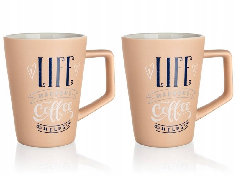 Dwa beżowe kubki z napisem \'LIFE HAPPENS COFFEE HELPS\' i ozdobnymi sercami. Kubki mają prostokątne uchwyty i białe wnętrze.