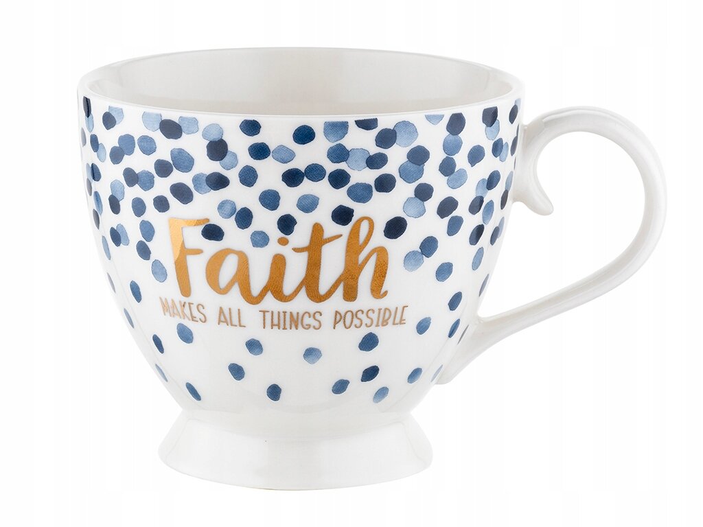 Biała filiżanka na nóżce z niebieskimi kropkami i napisem \'Faith makes all things possible\'.
