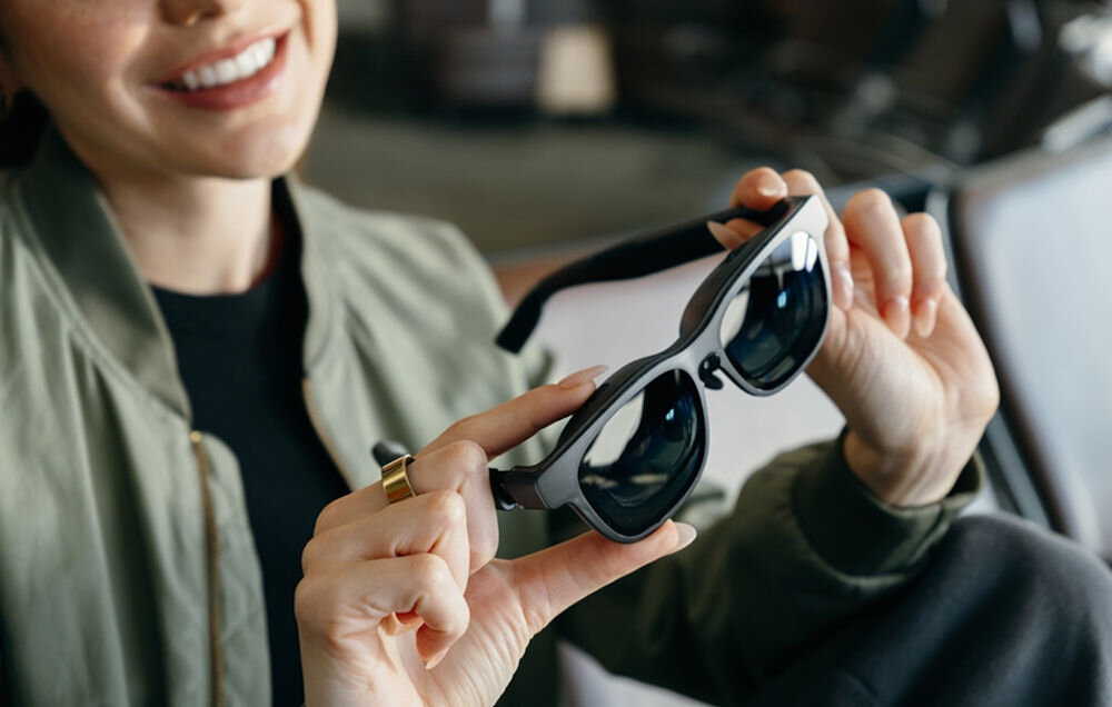 Okulary VITURE XR Luma Pro Czarny prezentacja okularów trzymanych w dłoniach przez kobietę