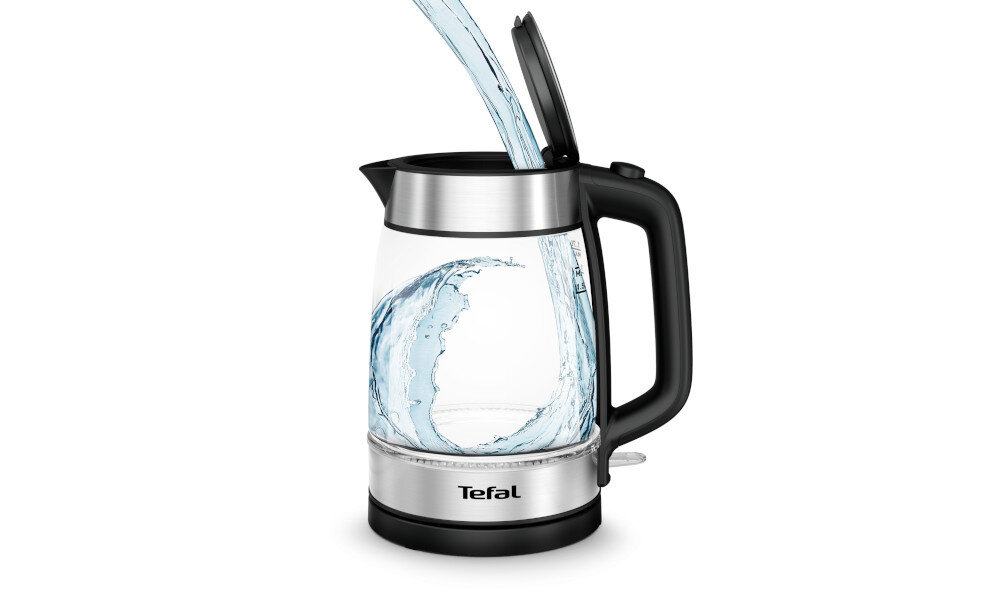 Szklany czajnik elektryczny z metalowymi i czarnymi elementami, do którego wlewana jest woda. Na dolnej części czajnika widoczne jest logo \'Tefal\'.