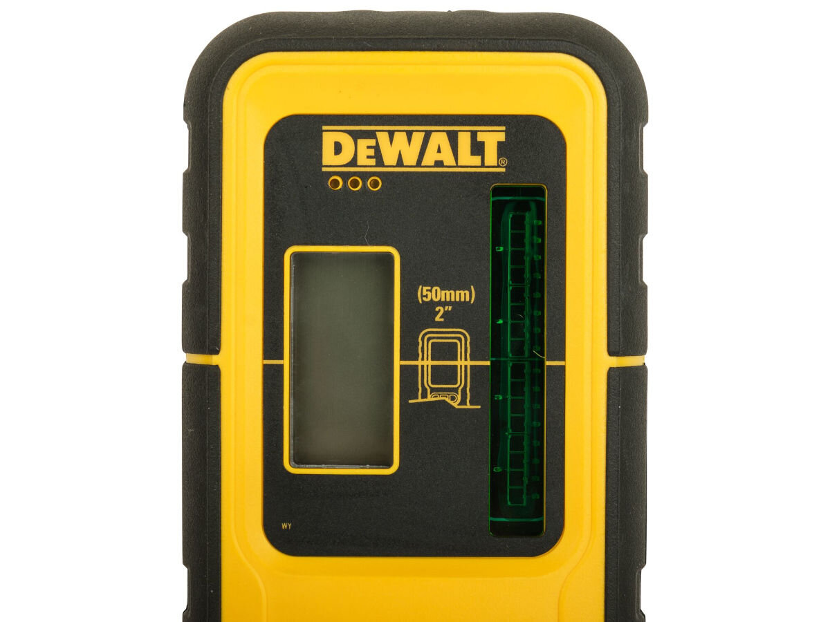 Na obrazie widoczny jest detektor wiązki laserowej w żółto-czarnej obudowie z logo DEWALT. Na urządzeniu znajduje się wyświetlacz oraz oznaczenie \'(50mm) 2\