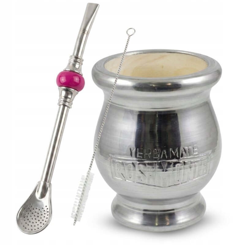 Na obrazie widoczny jest metalowy kubek do yerba mate z napisem \'Yerba Mate Rosamonte\' oraz metalowa bombilla z różowym elementem i szczoteczką do czyszczenia.