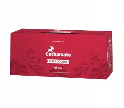 Czerwone opakowanie z białym logo \'Cachamate\' i napisem \'MATE COCIDO\'. Widoczne są również liście jako element graficzny na tle.
