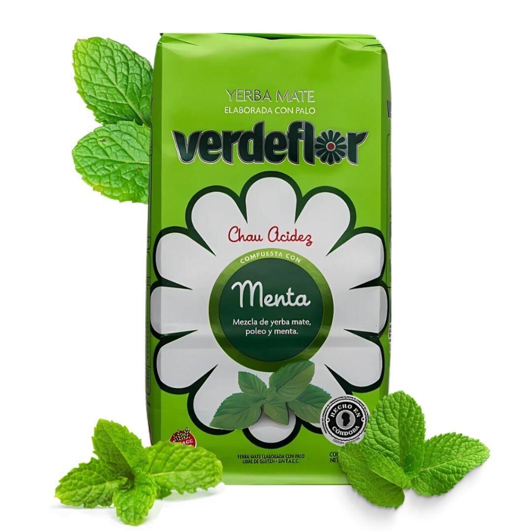 Opakowanie Yerba Mate Verdeflor Menta 0,5kg w kolorze zielonym z białym kwiatowym wzorem i napisem \'Menta Mezcla de yerba mate, poleo y menta\'. Widoczne są także liście mięty wokół opakowania.