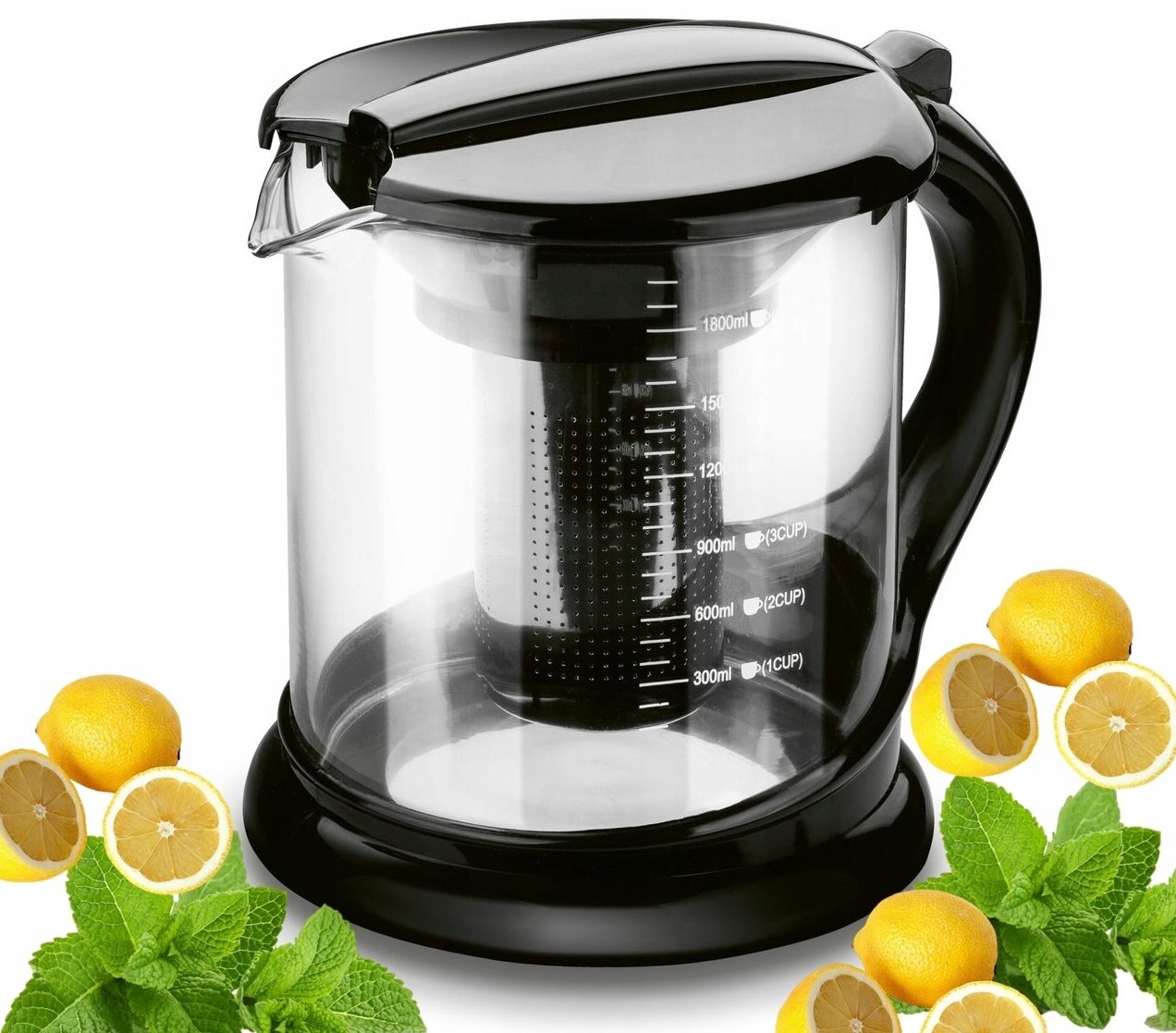 Szklany dzbanek z czarną pokrywką i uchwytem, wyposażony w zaparzacz z miarką do 1800 ml. Wokół dzbanka znajdują się cytryny i liście mięty.