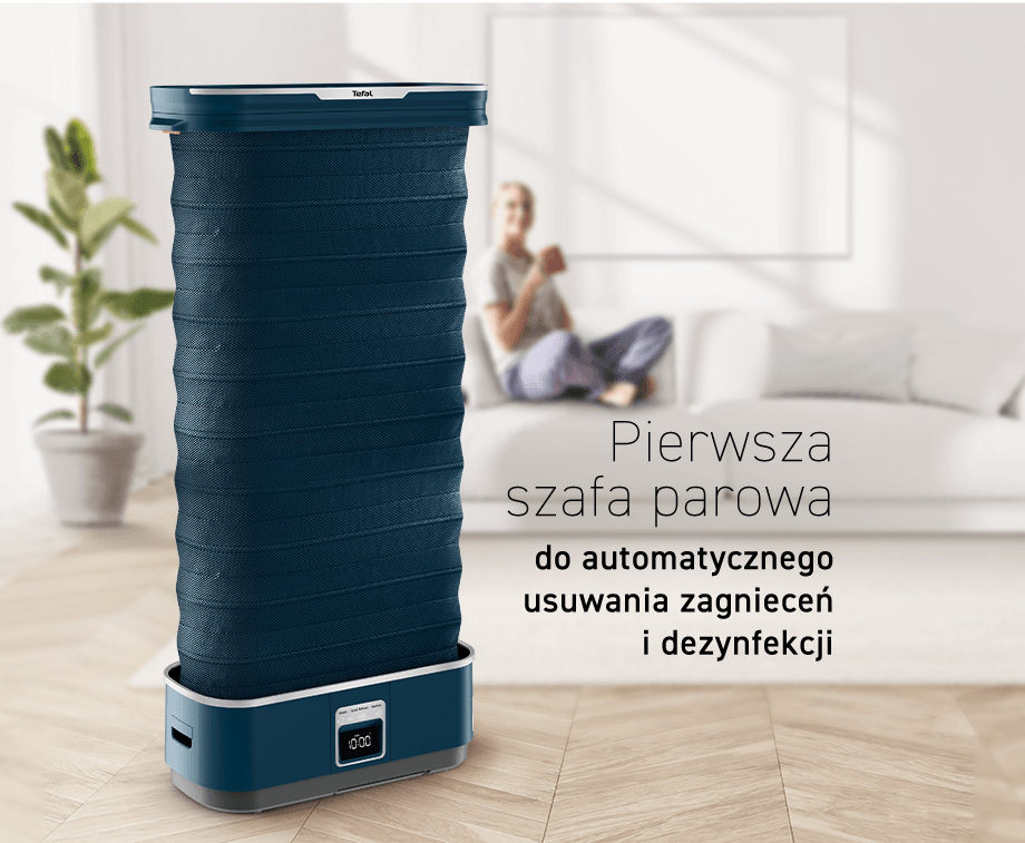 Na pierwszym planie znajduje się szafa parowa z logo Tefal na górze. Obok widoczny jest tekst: \'Pierwsza szafa parowa do automatycznego usuwania zagnieceń i dezynfekcji\'.