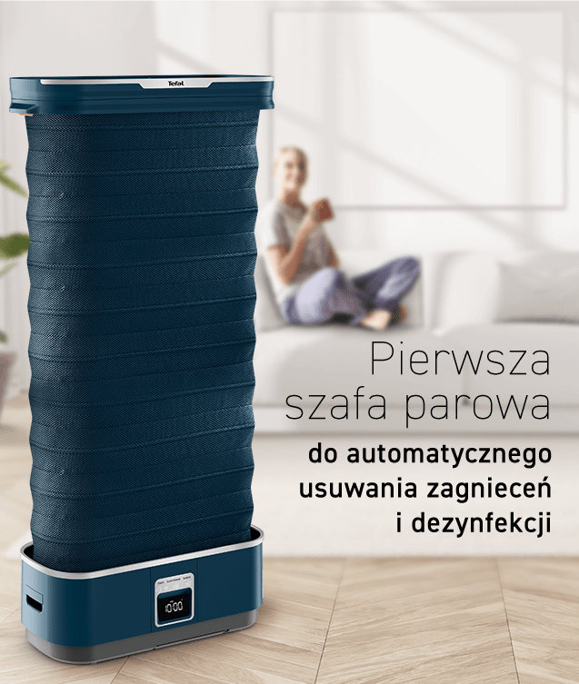 Na pierwszym planie widoczna jest szafa parowa z logo Tefal na górze, a na dole wyświetlacz. Obok znajduje się tekst: \'Pierwsza szafa parowa do automatycznego usuwania zagnieceń i dezynfekcji\'.