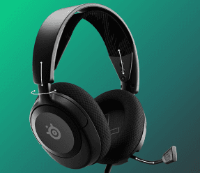 Czarne słuchawki nauszne z mikrofonem, z widocznym logo SteelSeries na nauszniku. Tło jest w odcieniach zieleni.