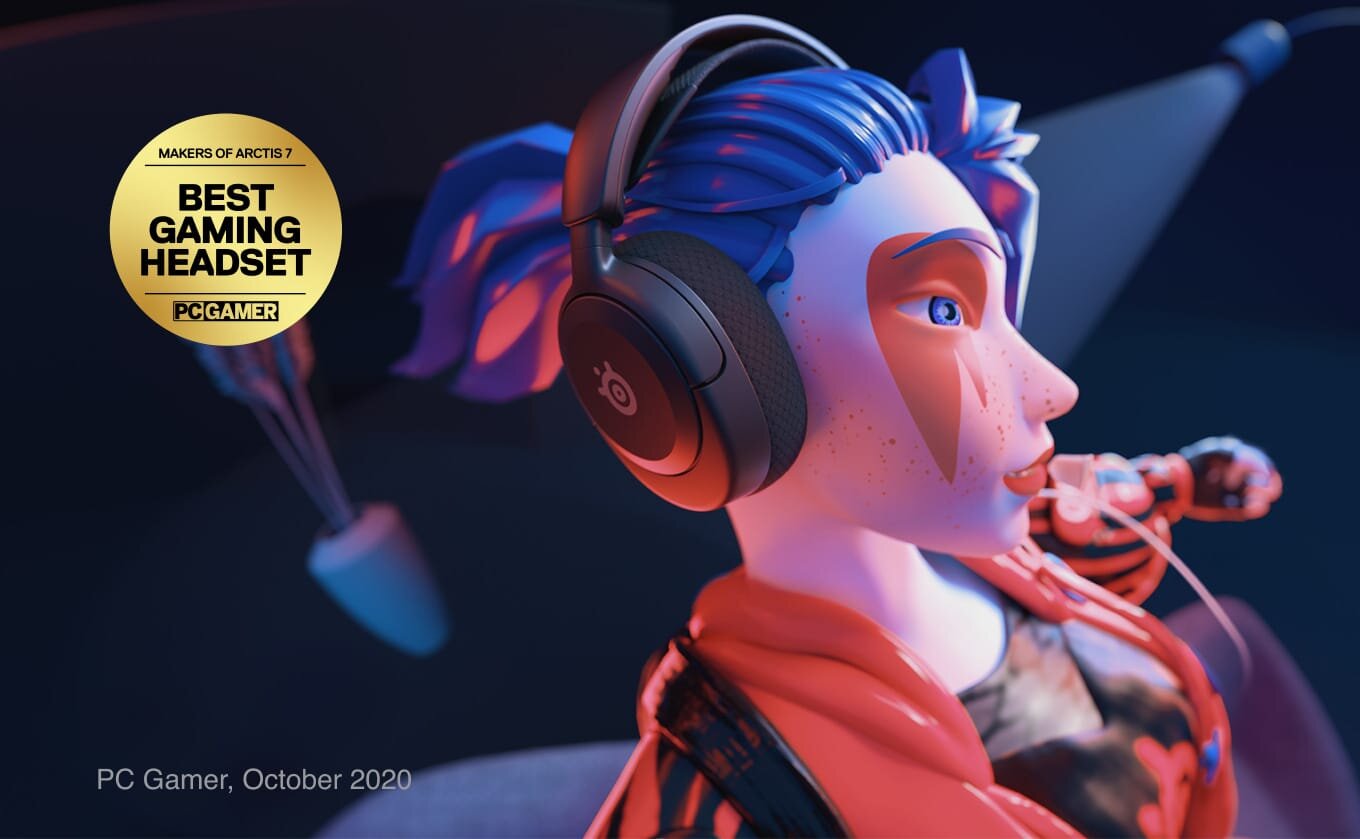 Postać z niebieskimi włosami nosi czarne słuchawki z logo SteelSeries. Na obrazie widoczny jest złoty medalion z napisem \'MAKERS OF ARCTIS 7 BEST GAMING HEADSET PC GAMER\' oraz tekst \'PC Gamer, October 2020\'.