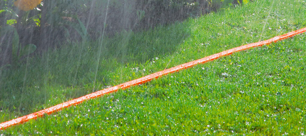 Wąż zraszający GARDENA 7.5 m 00995-20 trawnik ogród wąż ułożony na trawniku wzdłuż rabata kwiatowa średnica 1/2 cala (12,5 mm) maksymalne ciśnienie do 4 barów trwałość i bezpieczne działanie pomarańczowy kolor zwiększa widoczność waga 0,8 kg