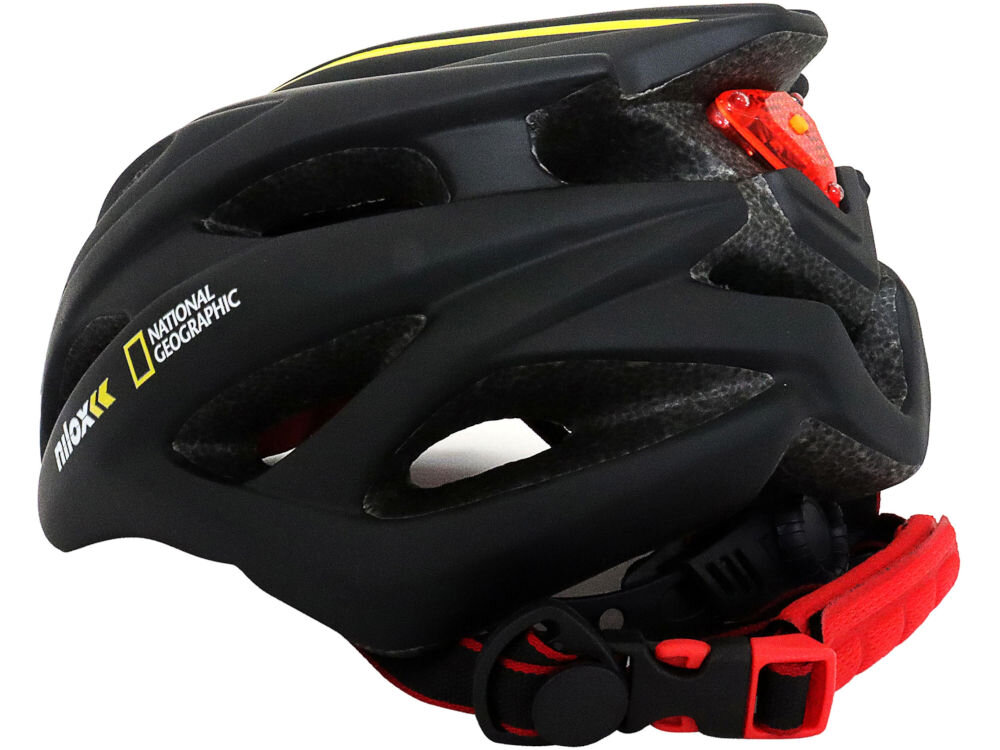 Czarny kask z logo \'NILOX\' i \'National Geographic\', wyposażony w czerwoną lampkę z tyłu oraz czerwony pasek z zapięciem.