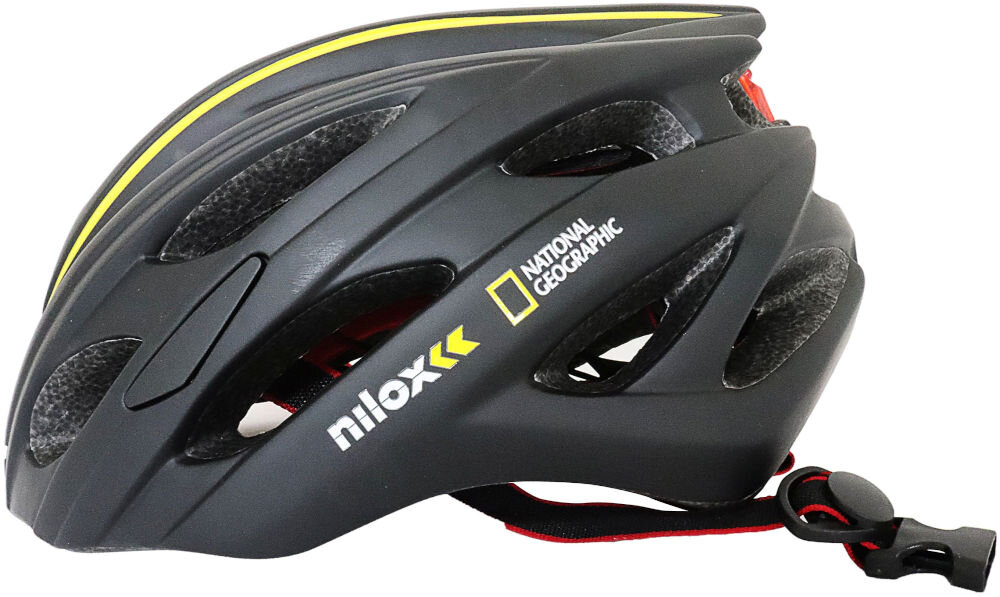 Czarny kask z żółtym paskiem, posiada logo \'nilox\' oraz \'National Geographic\'. Kask ma otwory wentylacyjne i czerwoną klamrę z paskiem.