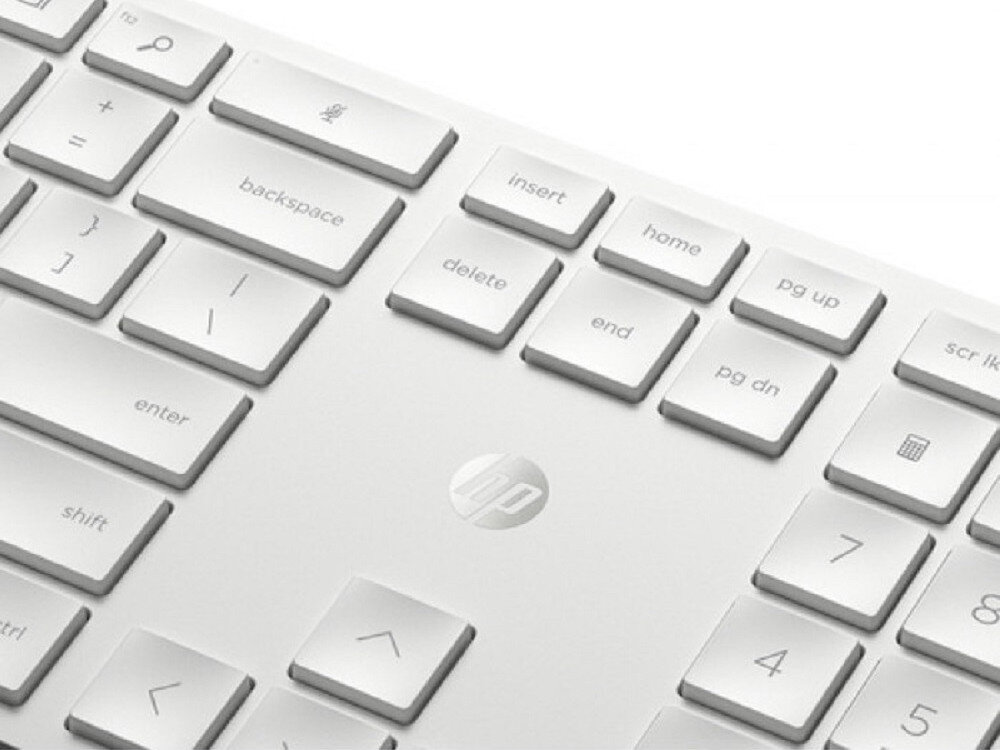 Biała klawiatura z widocznymi klawiszami, takimi jak \'insert\', \'home\', \'delete\', oraz logo HP na środku.