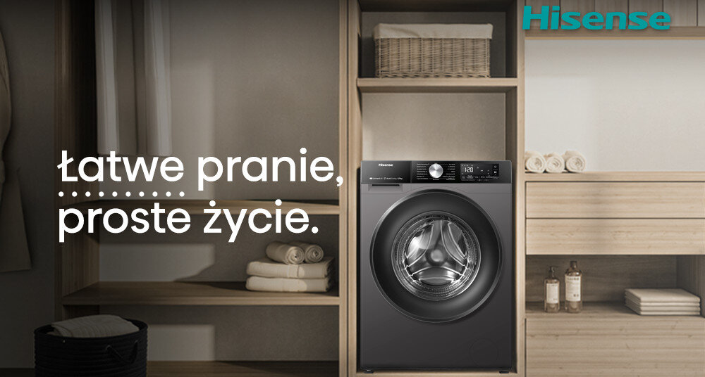 Pralko-suszarka umieszczona jest w drewnianej wnęce, obok niej znajdują się ręczniki i kosz. Na obrazie widoczny jest tekst: \'Łatwe pranie, proste życie.\' oraz logo \'Hisense\'.