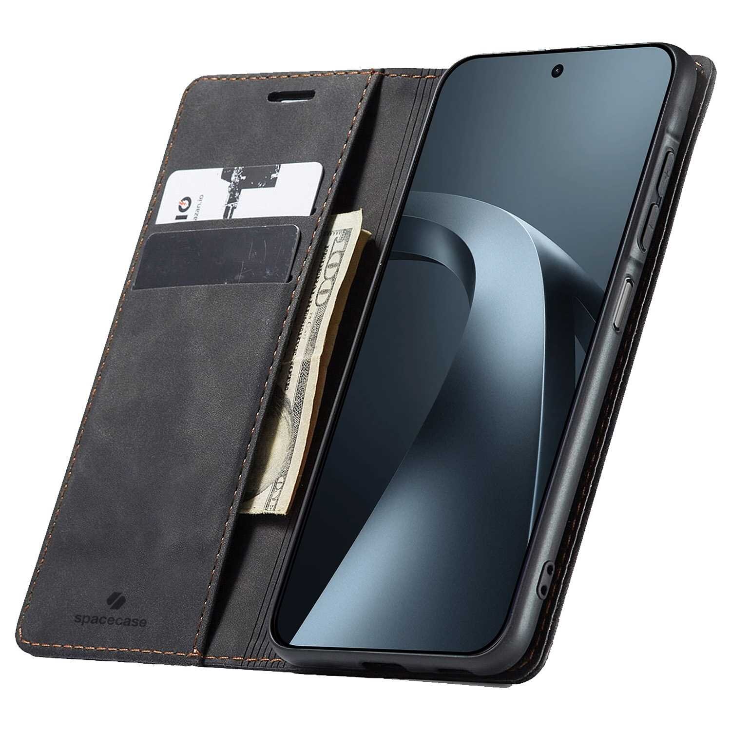 Czarne etui z klapką na telefon, z miejscem na karty i banknoty. Widoczne logo \'spacecase\' na dolnej części klapki.