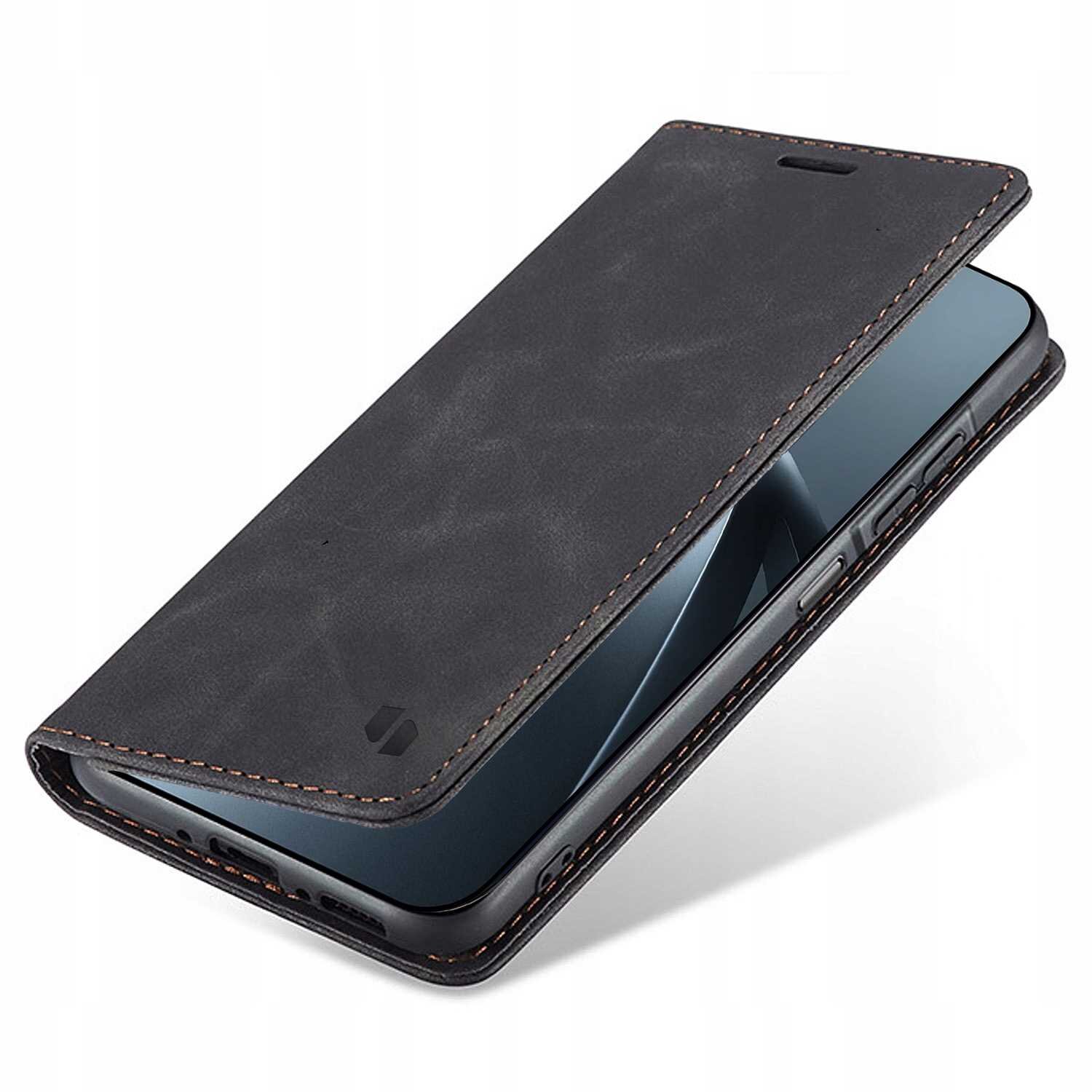 Czarne etui z klapką na smartfon, wykonane z materiału imitującego skórę, z widocznymi przeszyciami na krawędziach. Na klapce znajduje się subtelne logo producenta.