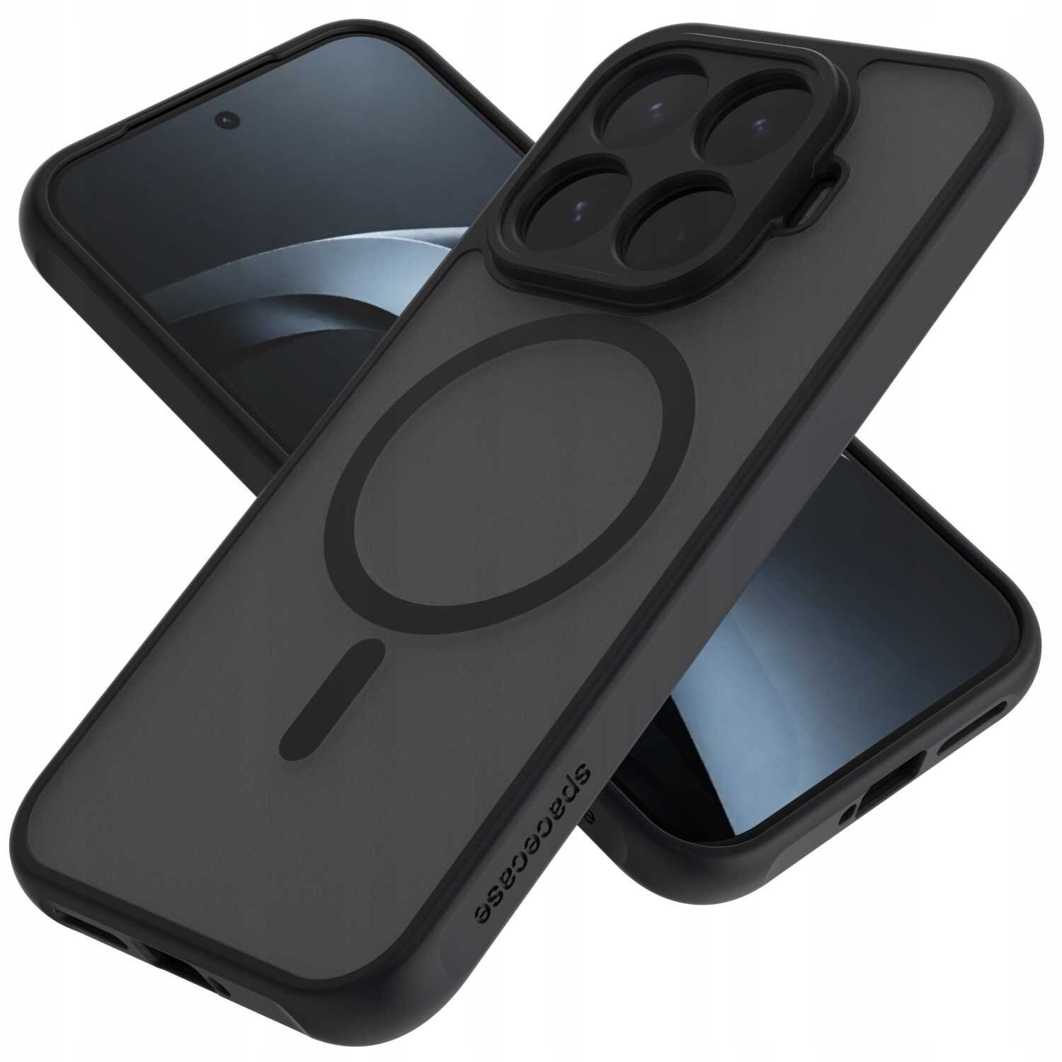 Czarne etui magnetyczne z okrągłym wzorem na tylnej części, przeznaczone do telefonu z trzema aparatami. Na etui widoczny jest napis \'SPACECASE\'.