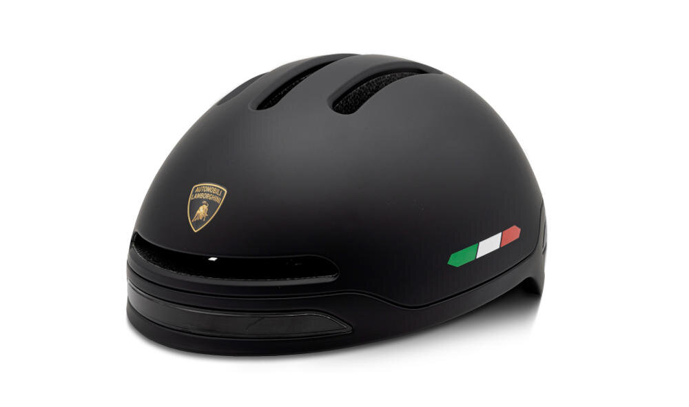 Czarny kask z trzema otworami wentylacyjnymi na górze i lampką z tyłu. Na boku widoczne jest logo Lamborghini oraz mała flaga Włoch.