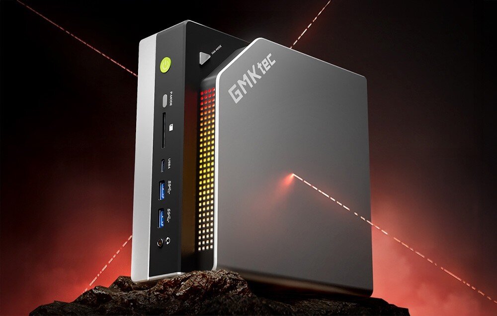 Komputer GMKTEC EVO-X2 Mały komputer w srebrno-czarnej obudowie z podświetleniem RGB z boku i widocznymi portami z przodu, opis