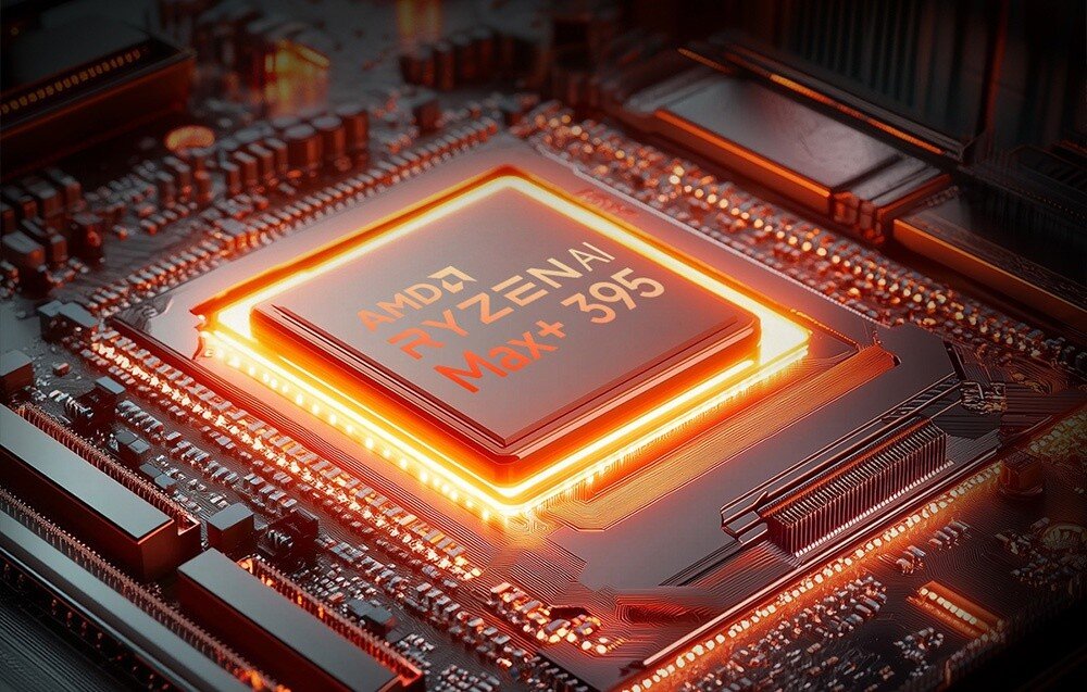 Komputer GMKTEC EVO-X2 Zbliżenie na podświetlony procesor z napisem 'AMD Ryzen AI Max+ 395' umieszczony na płycie głównej, procesor, wydajność, rdzenie, TDP