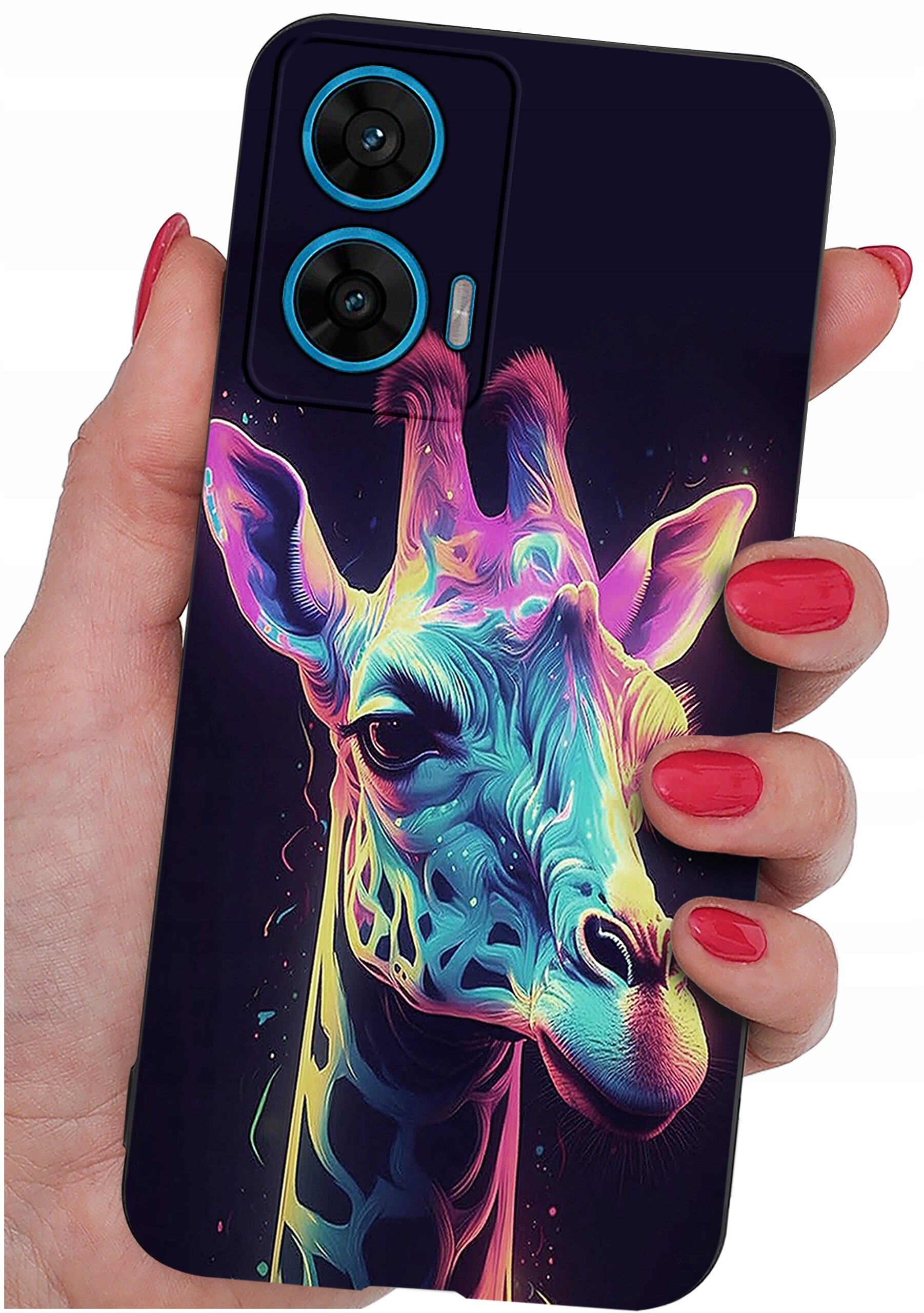 Etui na telefon z kolorowym wzorem żyrafy trzymane w dłoni z pomalowanymi na czerwono paznokciami. Etui ma dwa otwory na aparaty fotograficzne.