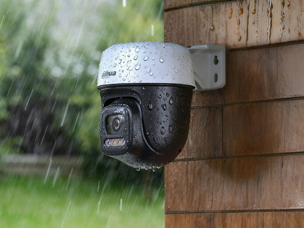 Kamera DAHUA P3I Zewnętrzna / Wewnętrzna, Wi-Fi / LAN, Kamera obrotowa, Monitoring, teren, bezpieczeństwo, kontrola, Kamera na ścianie w strugach deszczu.