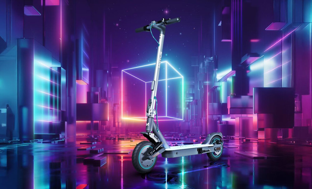 Hulajnoga elektryczna w kolorze szarym z podświetlanym podestem, umieszczona na tle futurystycznego, neonowego miasta. Na kierownicy widoczne jest logo \'MOTUS\'.