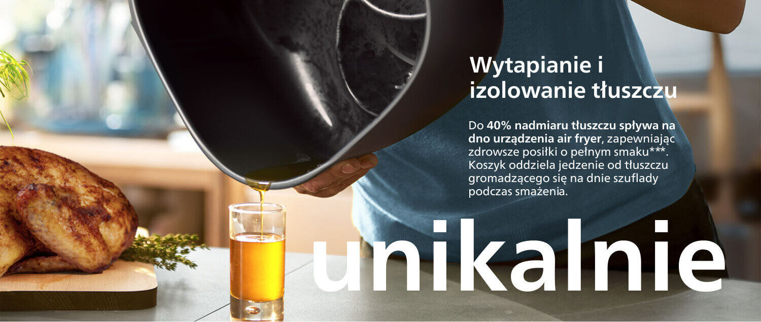 Osoba wylewa tłuszcz z frytkownicy do szklanki, obok leży pieczony kurczak. Tekst na obrazie: \'Wytapianie i izolowanie tłuszczu Do 40% nadmiaru tłuszczu spływa na dno urządzenia air fryer, zapewniając zdrowe posiłki o pełnym smaku*** Koszyk oddziela jedzenie od tłuszczu gromadzącego się na dnie szuflady podczas smażenia. unikalnie\'.