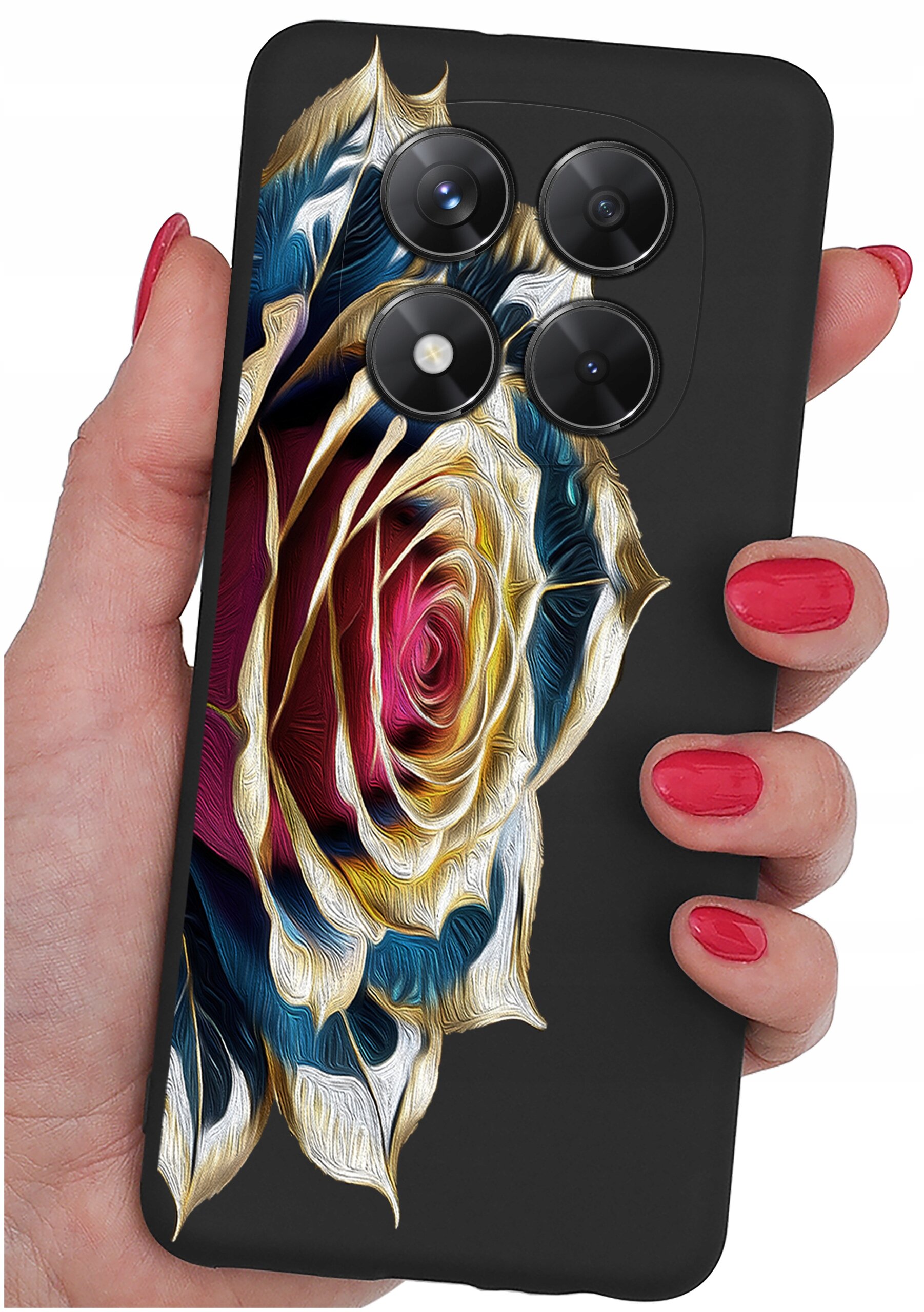 Etui na telefon z kolorowym wzorem róży, trzymane w dłoni z pomalowanymi na czerwono paznokciami. Na etui widoczne są cztery otwory na aparaty.