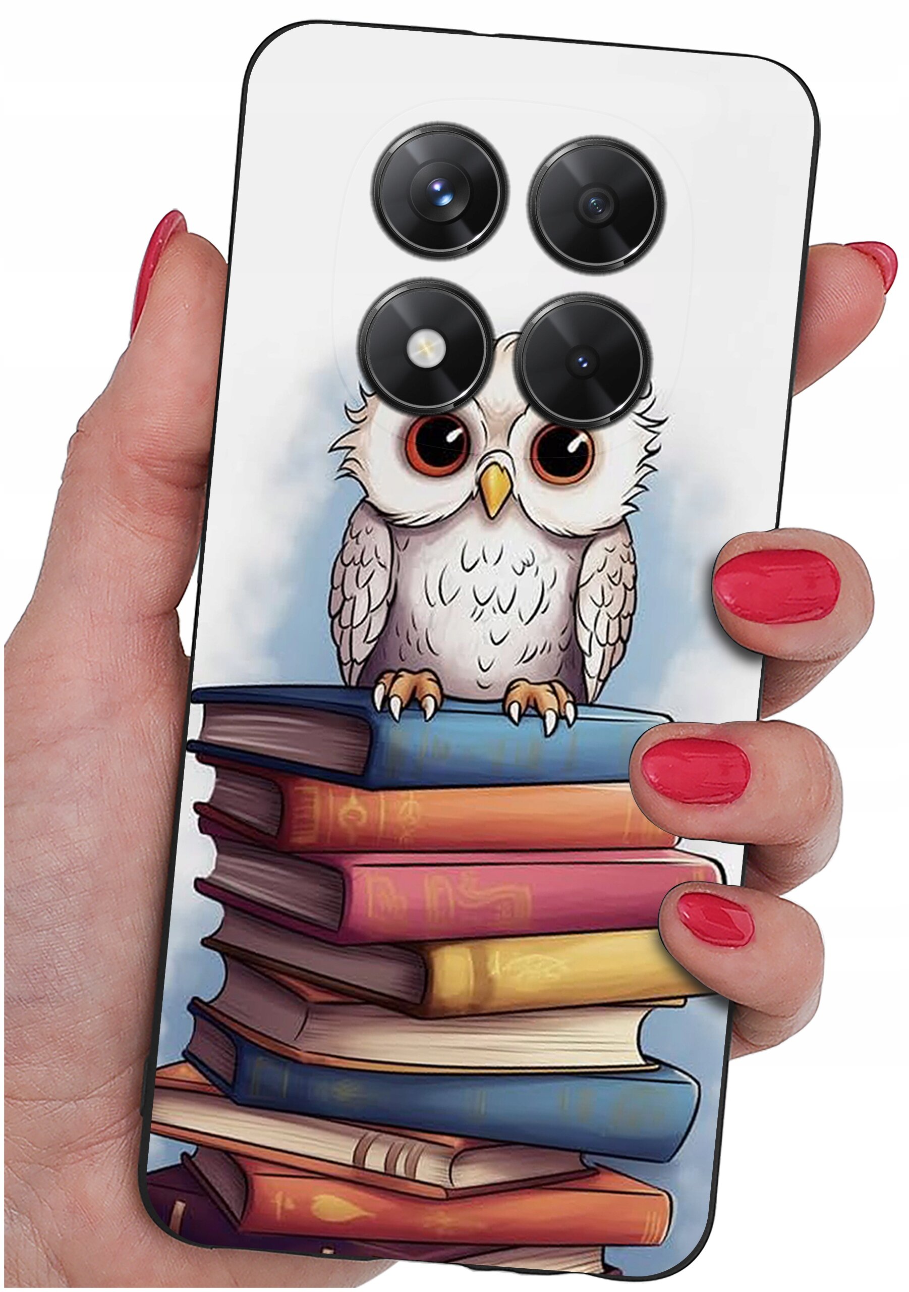 Etui na telefon z nadrukiem sowy siedzącej na stosie książek. Etui trzymane jest w dłoni z pomalowanymi na czerwono paznokciami.