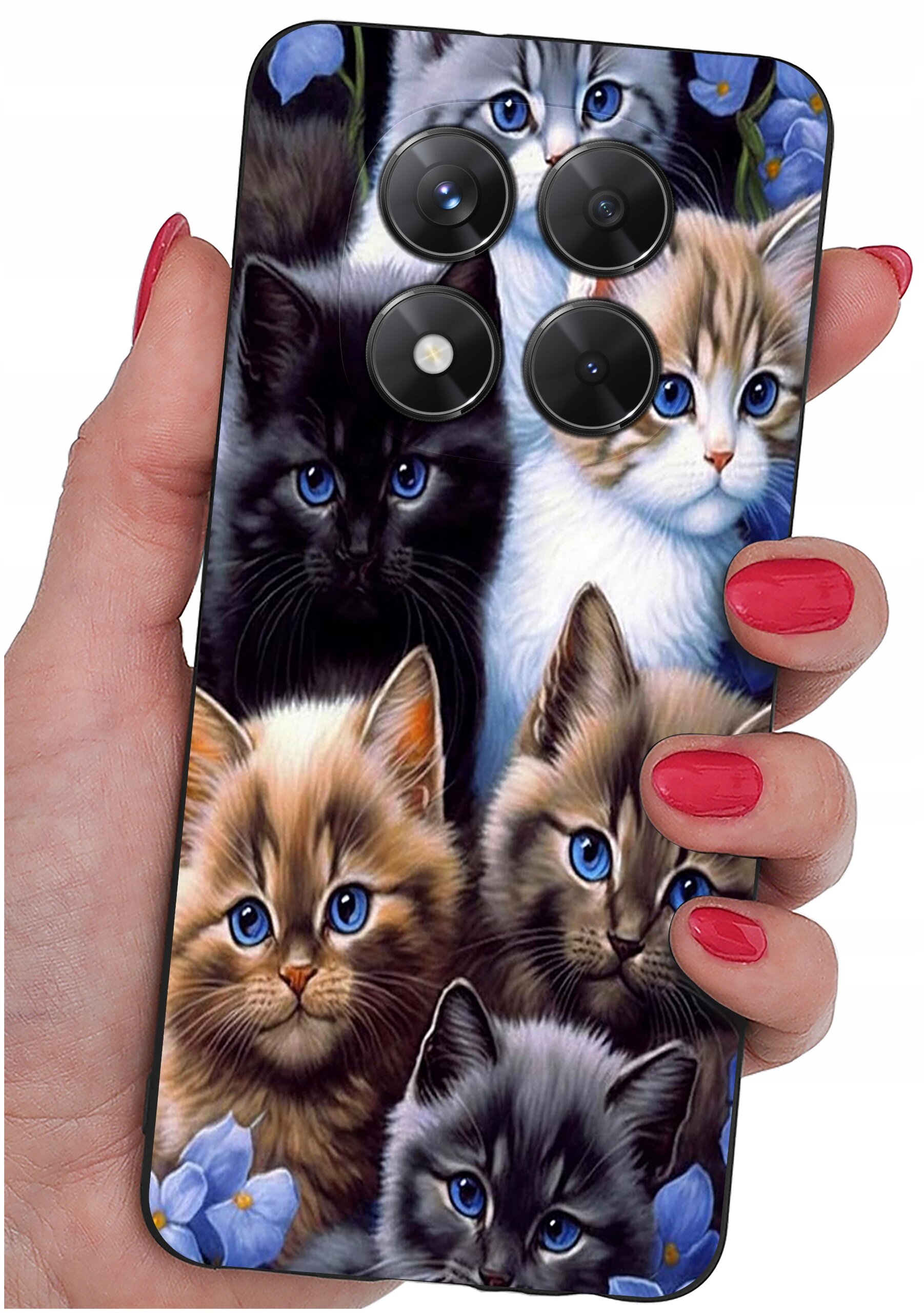 Etui na telefon z wzorem przedstawiającym pięć kotów o różnych umaszczeniach i niebieskich oczach. Etui jest trzymane w dłoni z pomalowanymi na czerwono paznokciami.