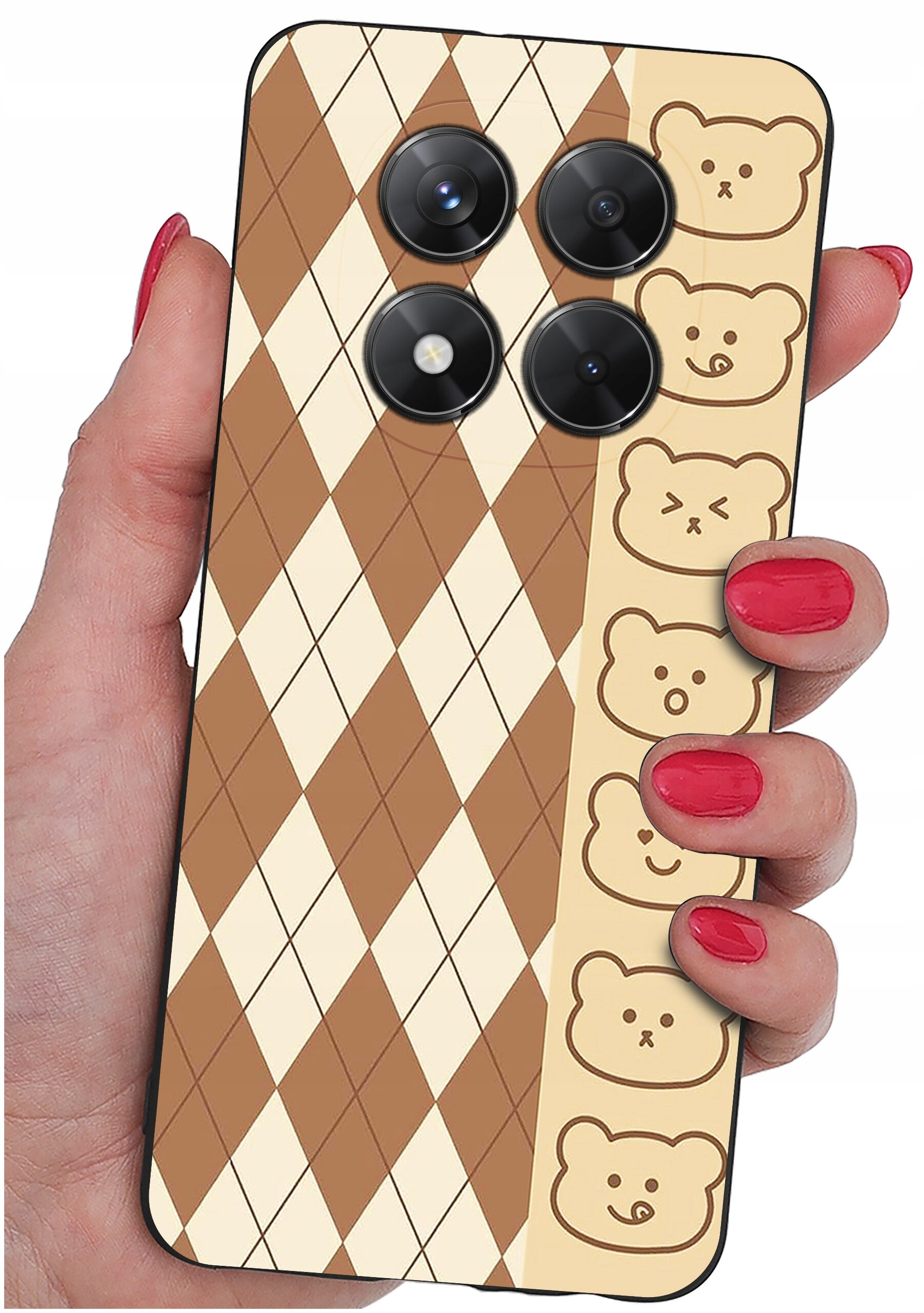 Etui na telefon z wzorem w romby w kolorach brązowym i kremowym oraz rysunkami misiów po jednej stronie. Etui jest trzymane w dłoni z pomalowanymi na czerwono paznokciami.