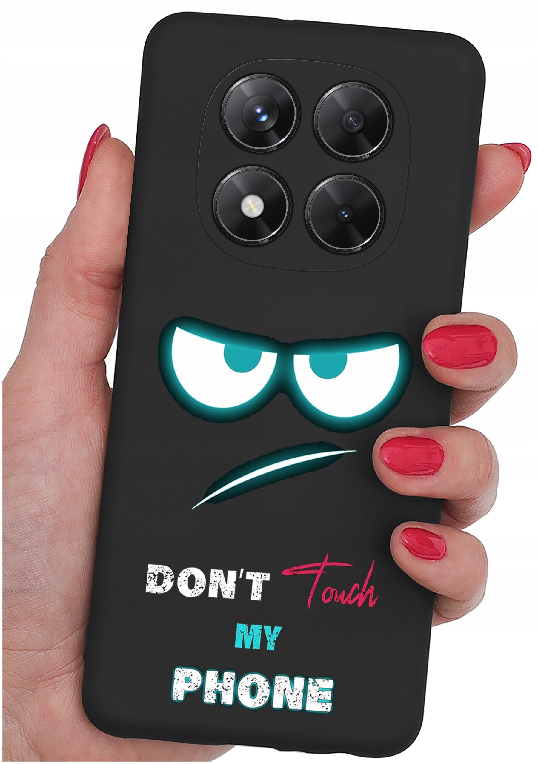 Czarna obudowa telefonu z czterema okrągłymi otworami na aparat i nadrukiem przedstawiającym zarys oczu oraz napis \'DON\'T Touch MY PHONE\'. Obudowa jest trzymana w dłoni z pomalowanymi na czerwono paznokciami.