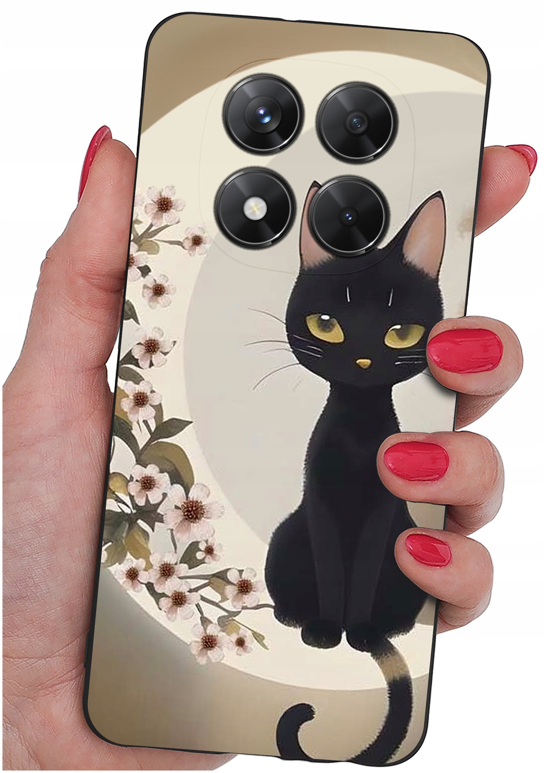 Etui na telefon z nadrukiem czarnego kota siedzącego na tle księżyca i kwiatów. Etui trzymane jest w dłoni z pomalowanymi na czerwono paznokciami.