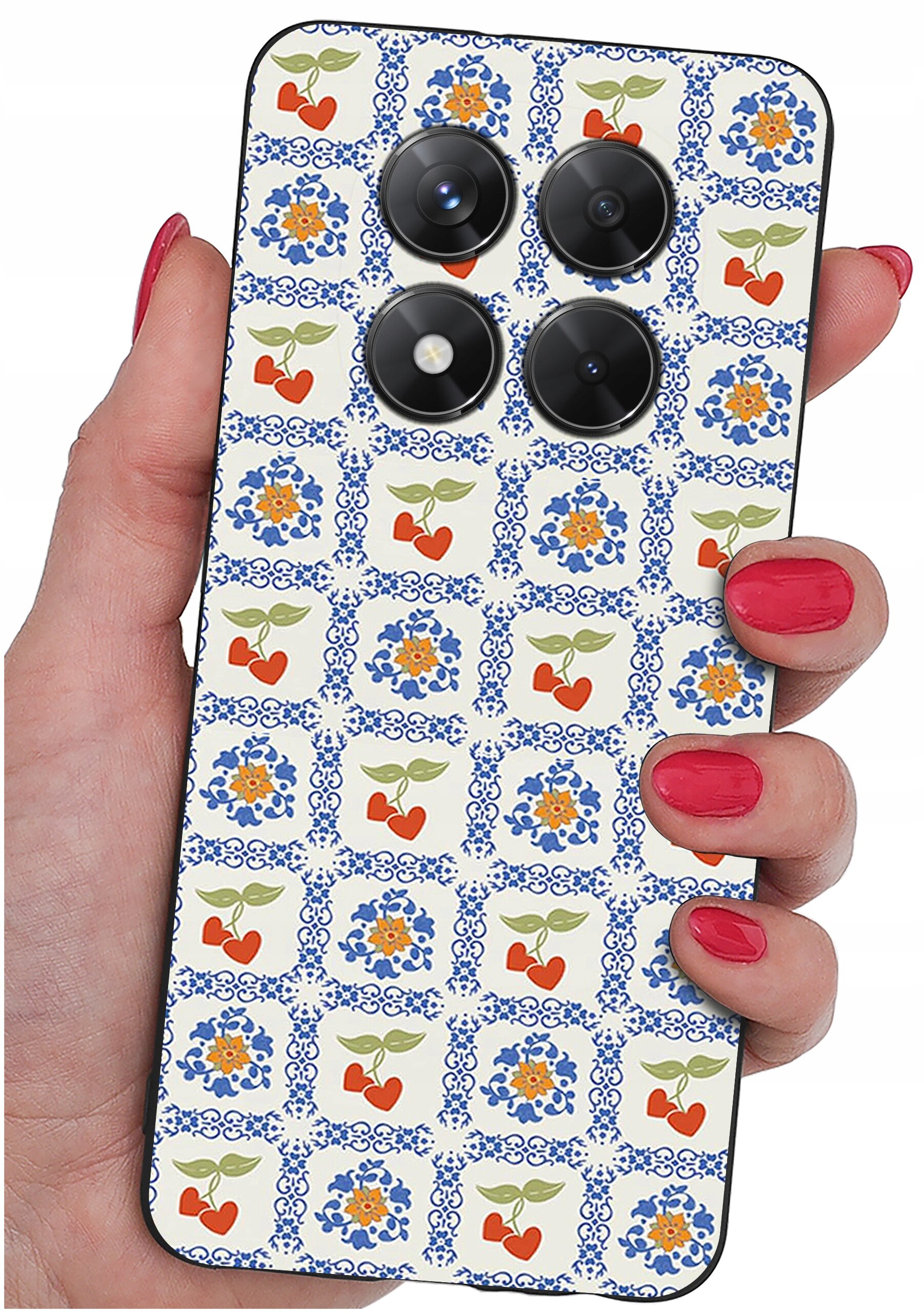Etui na telefon z wzorem w niebieskie i pomarańczowe kwiaty oraz czerwone serca, trzymane w dłoni z pomalowanymi na czerwono paznokciami. Na etui widoczne są cztery okrągłe otwory na aparaty.