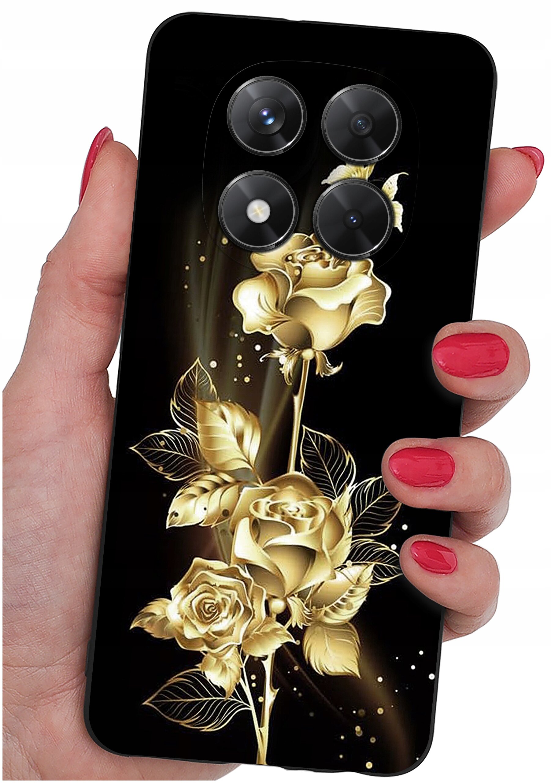 Osoba trzyma telefon z etui ozdobionym złotymi różami na czarnym tle. Etui ma wycięcia na cztery obiektywy aparatu.