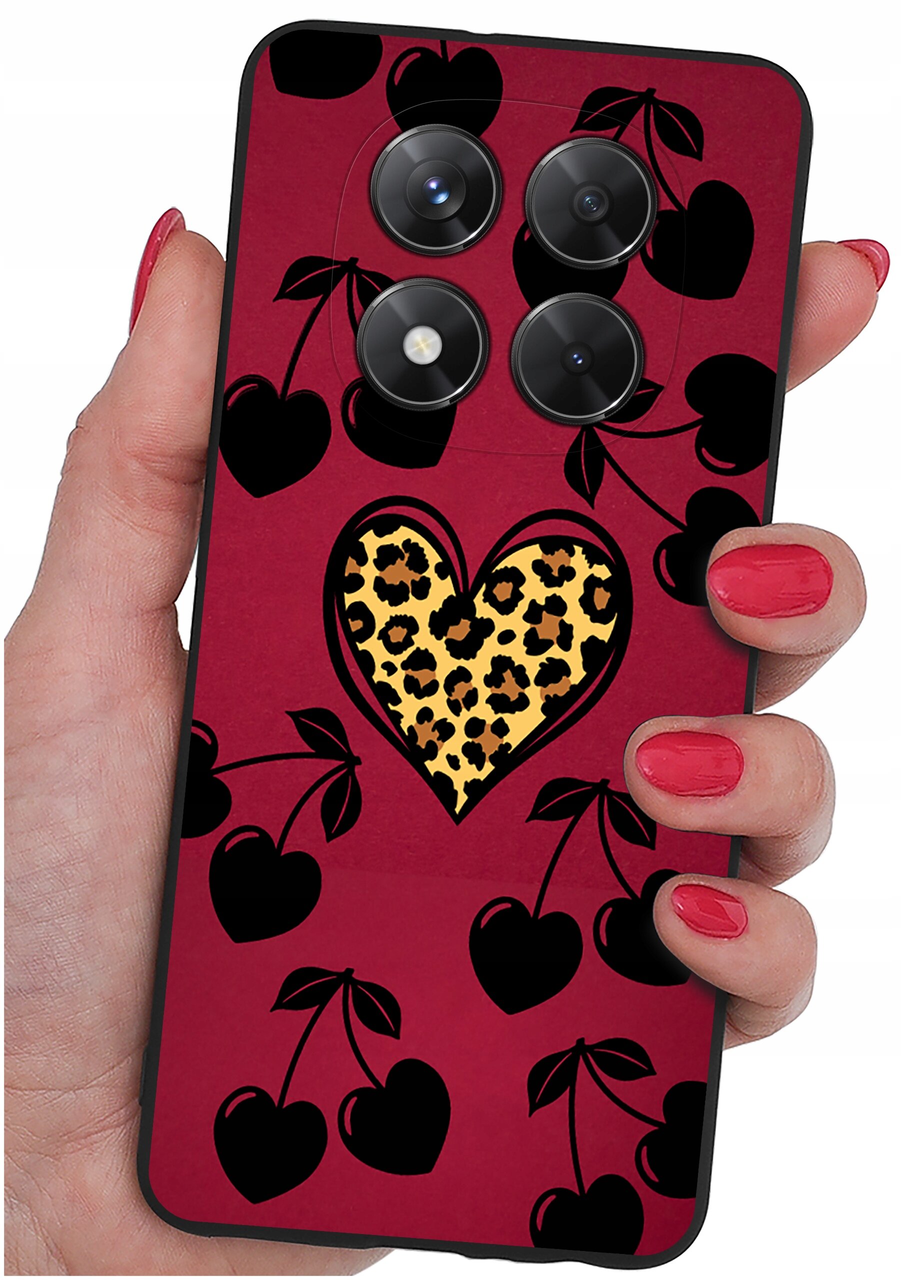 Etui na telefon z czerwonym tłem, ozdobione czarnymi wzorami w kształcie wisienek oraz sercem z motywem panterki. Etui trzymane jest w dłoni z pomalowanymi na czerwono paznokciami.