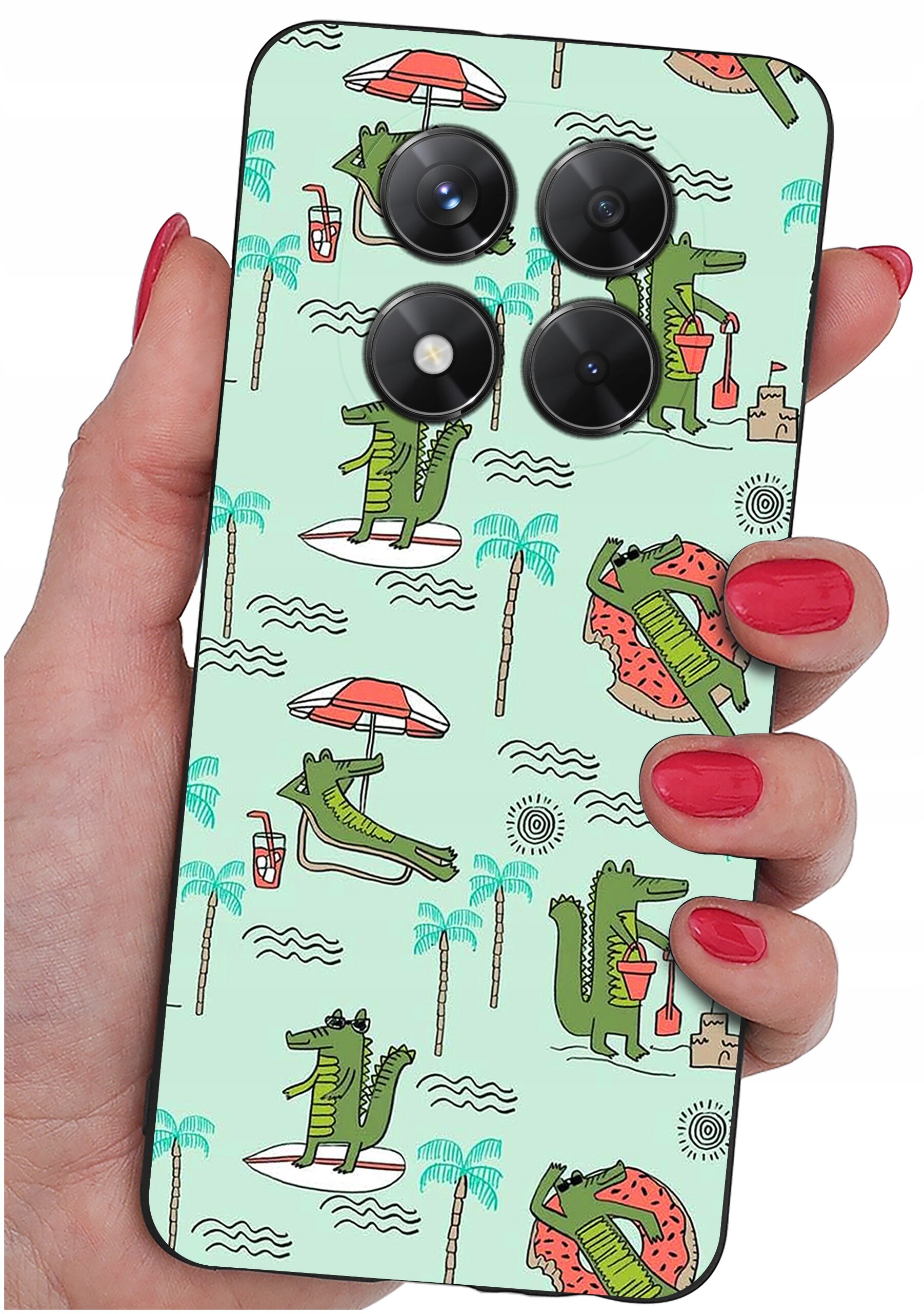 Etui na telefon z wzorem przedstawiającym zielone krokodyle w różnych wakacyjnych scenach, takich jak leżenie na leżaku czy trzymanie drinka. Etui jest trzymane w dłoni z pomalowanymi na czerwono paznokciami.
