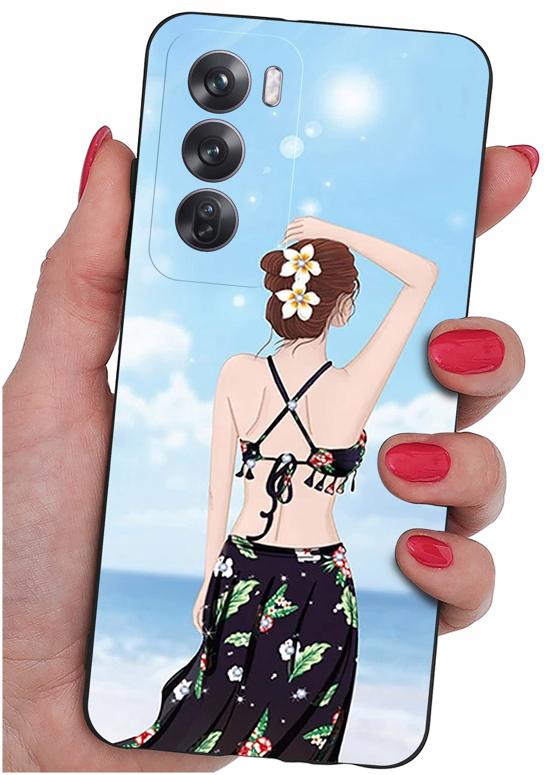 Etui na telefon z grafiką przedstawiającą kobietę w stroju plażowym z kwiatami we włosach, na tle nieba i morza. Etui trzymane jest w dłoni z pomalowanymi na czerwono paznokciami.
