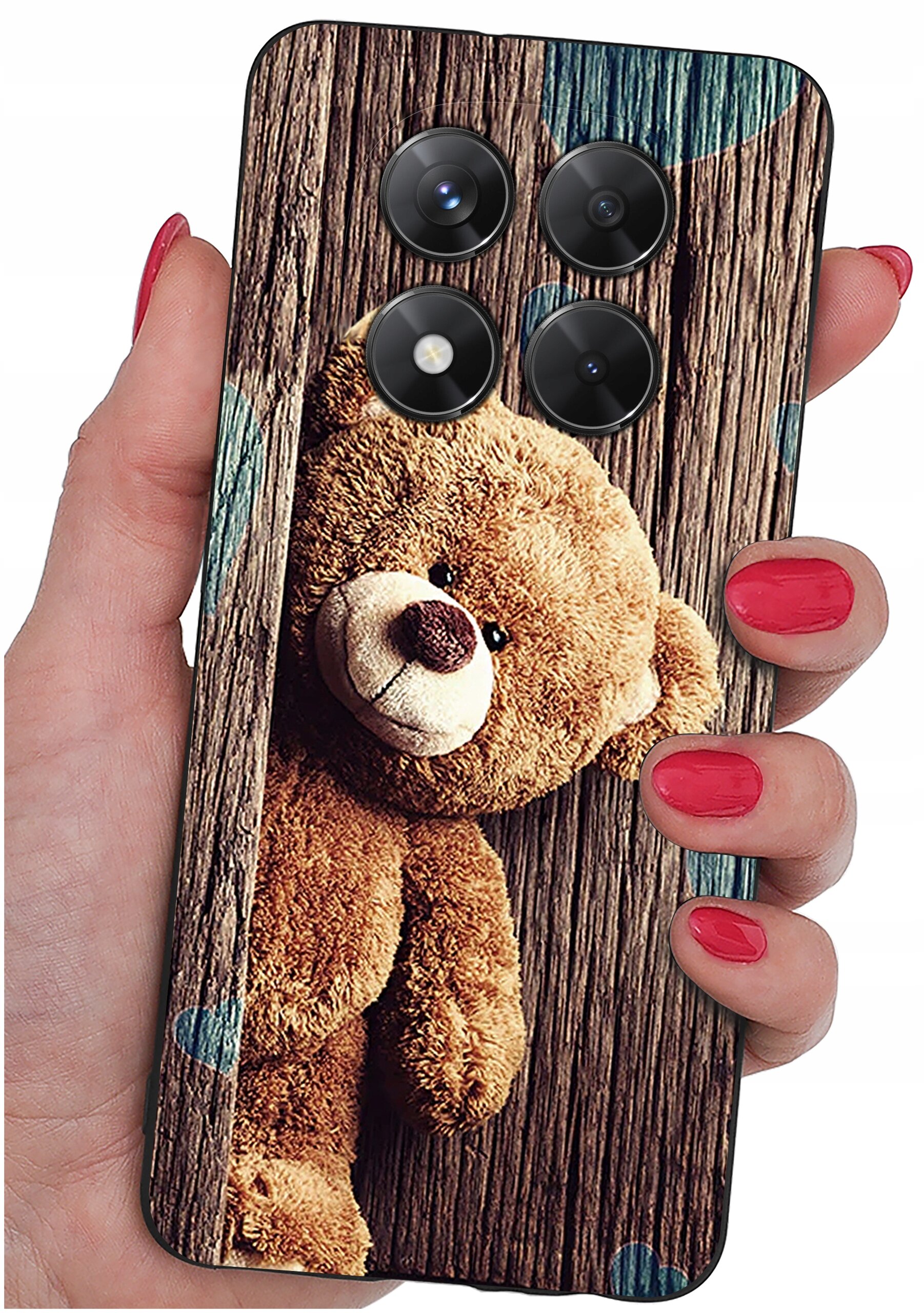 Etui na telefon z nadrukiem misia na tle drewnianej tekstury, trzymane w dłoni z pomalowanymi na czerwono paznokciami. W górnej części etui widoczne są cztery otwory na aparaty.