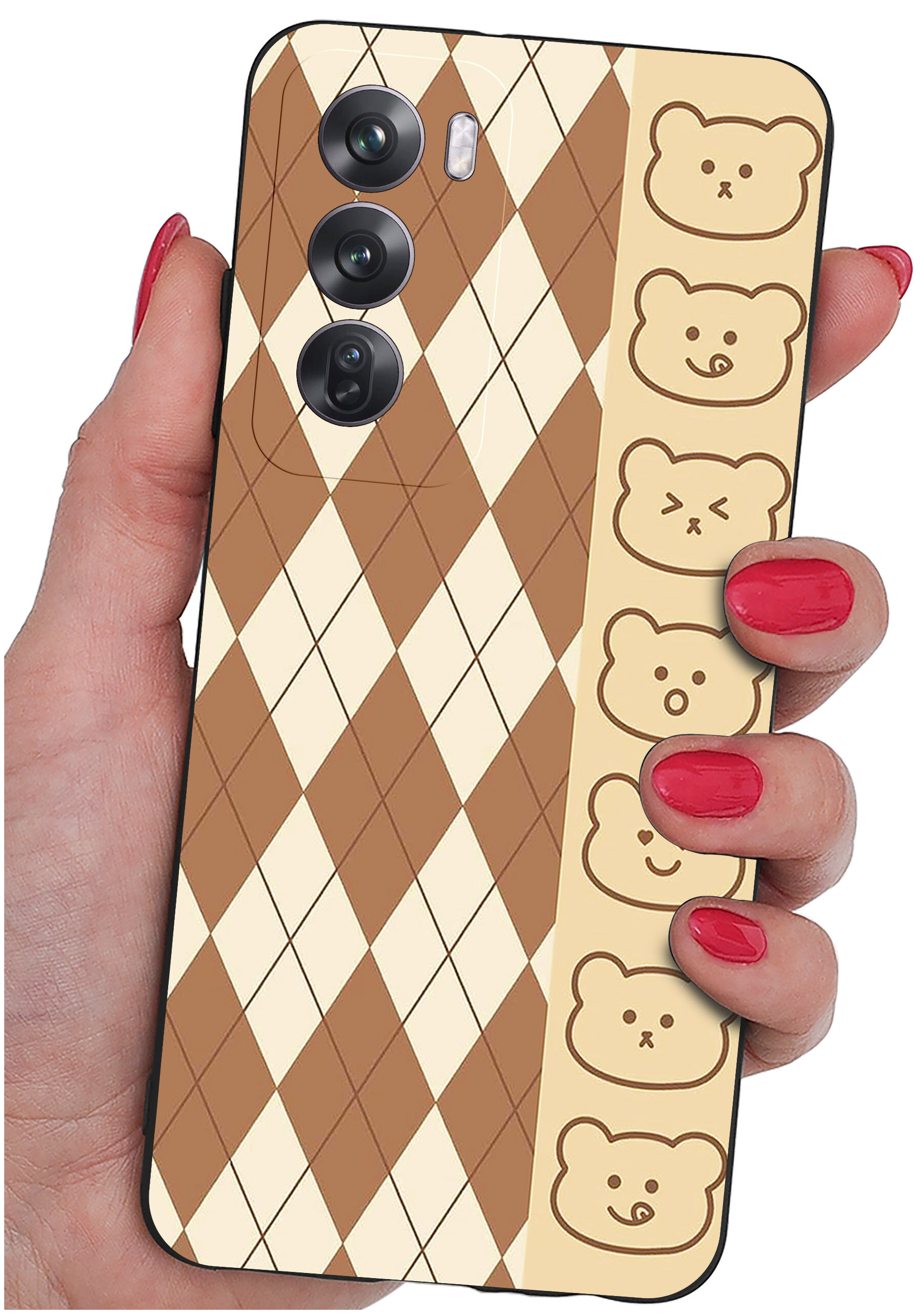 Etui na telefon z brązowo-beżowym wzorem w romby oraz rysunkami misiów po jednej stronie. Trzymane jest w dłoni z pomalowanymi na czerwono paznokciami.