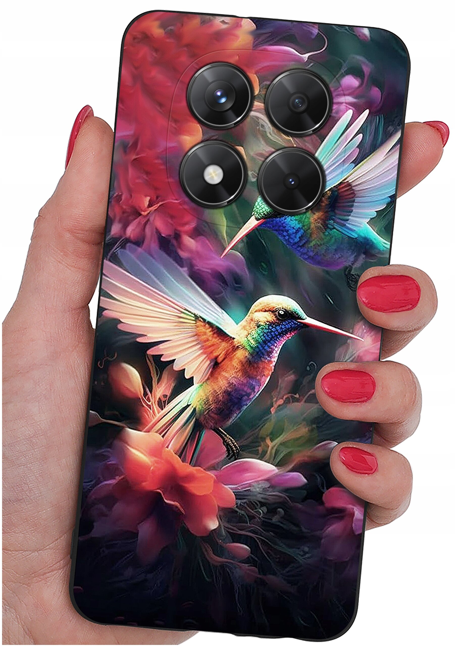 Etui na telefon z kolorowym wzorem przedstawiającym kolibry i kwiaty, trzymane w dłoni z pomalowanymi na czerwono paznokciami. Na etui widoczne są cztery okrągłe otwory na aparaty.