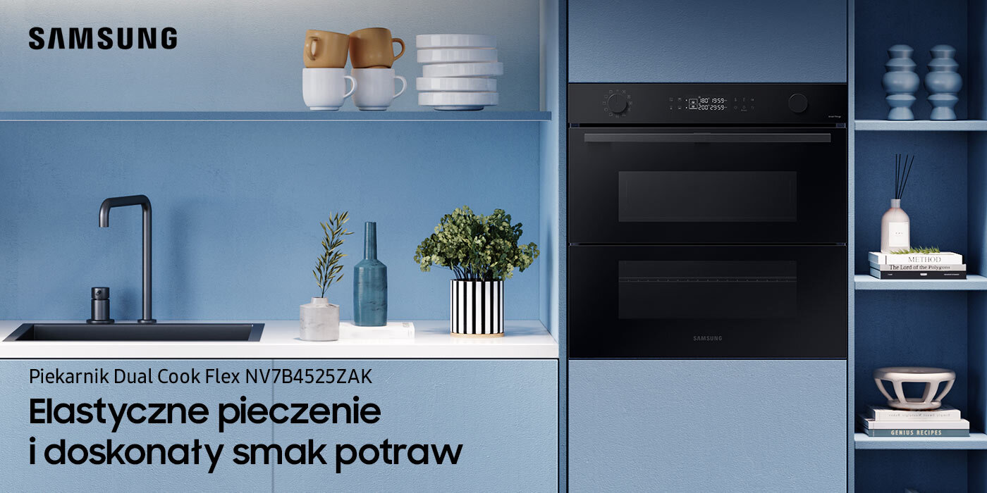 Na zdjęciu w niebieskiej zabudowie kuchennej prezentowany jest piekarnik Samsung Dual Cook Flex NV7B4525ZAK znajdujący się w ofercie sklepów Media Expert Na obrazie znajduje się czarny piekarnik w zabudowie kuchennej z napisem \'Piekarnik Dual Cook Flex NV7B4525ZAK\'. Obok widoczny jest zlew, kilka kubków, rośliny oraz półki z książkami i dekoracjami.