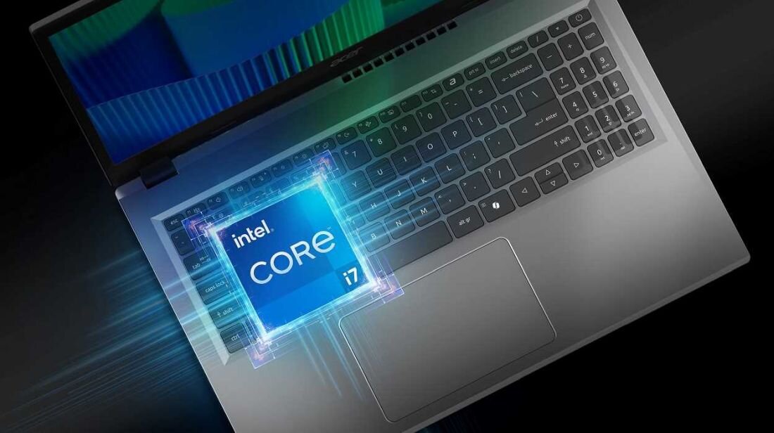 Obraz przedstawia laptop z widoczną klawiaturą i touchpadem. Na ekranie wyświetlony jest symbol \'intel CORE i7\'.