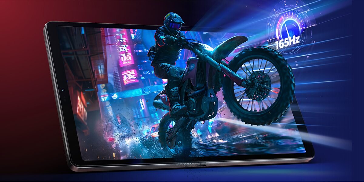 Obraz przedstawia tablet z wyświetlaczem, na którym widoczna jest dynamiczna scena z motocyklistą w mieście nocą. W prawym górnym rogu ekranu znajduje się napis \'165Hz\'.