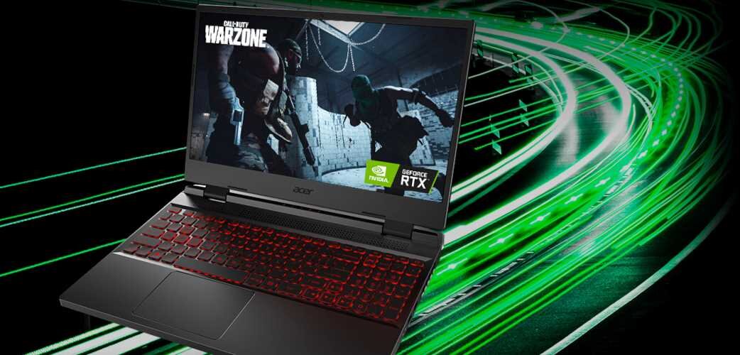 Laptop z czerwonym podświetleniem klawiatury wyświetla grę z napisem \'Call of Duty Warzone\'. Obok ekranu widoczne jest logo NVIDIA GeForce RTX.