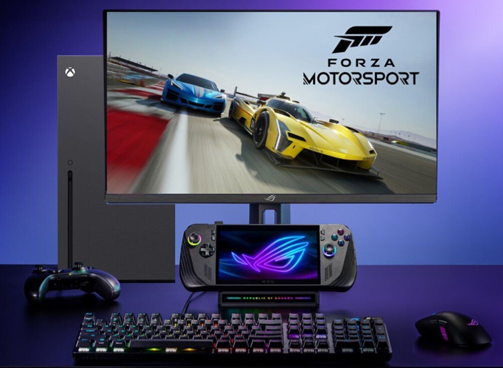 Na obrazie widoczny jest monitor z wyświetlaną grą \'Forza Motorsport\', obok znajduje się konsola, kontroler, klawiatura i mysz. Logo \'ROG\' jest widoczne na urządzeniach.