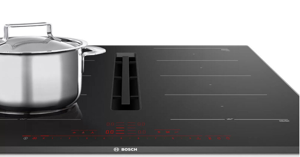 Czarna płyta indukcyjna z widocznym logo \'BOSCH\' i czerwonym panelem dotykowym. Na płycie stoi metalowy garnek z pokrywką.