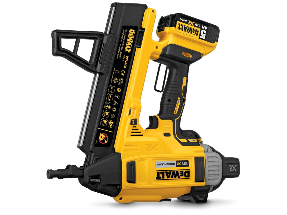 Na obrazie widoczna jest żółto-czarna gwoździarka akumulatorowa z logo DEWALT. Na urządzeniu znajdują się oznaczenia techniczne oraz napis \'18V XR BRUSHLESS\'.